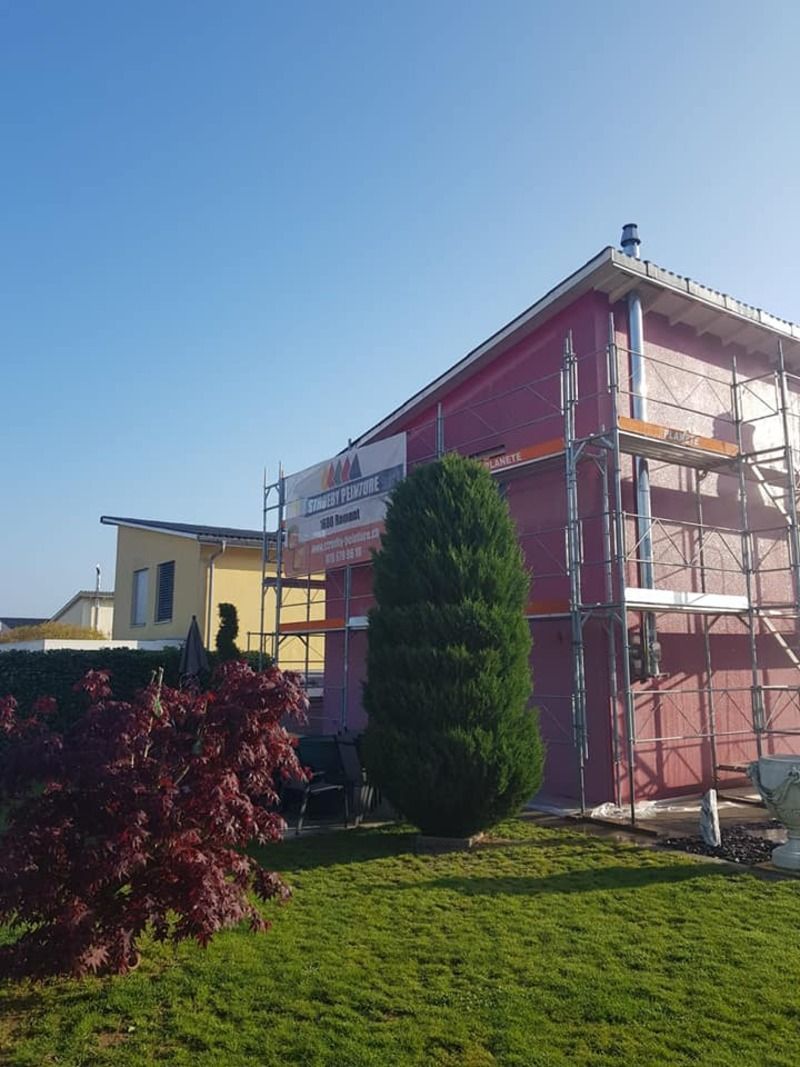 Maison en cours de ravalement, échafaudage monté