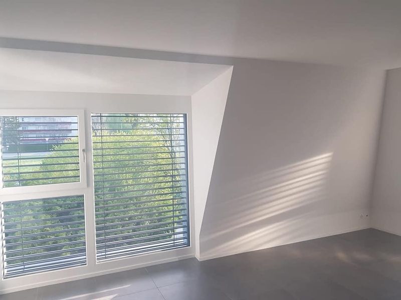 Pièce entièrement repeinte en blanc, lumière du jour