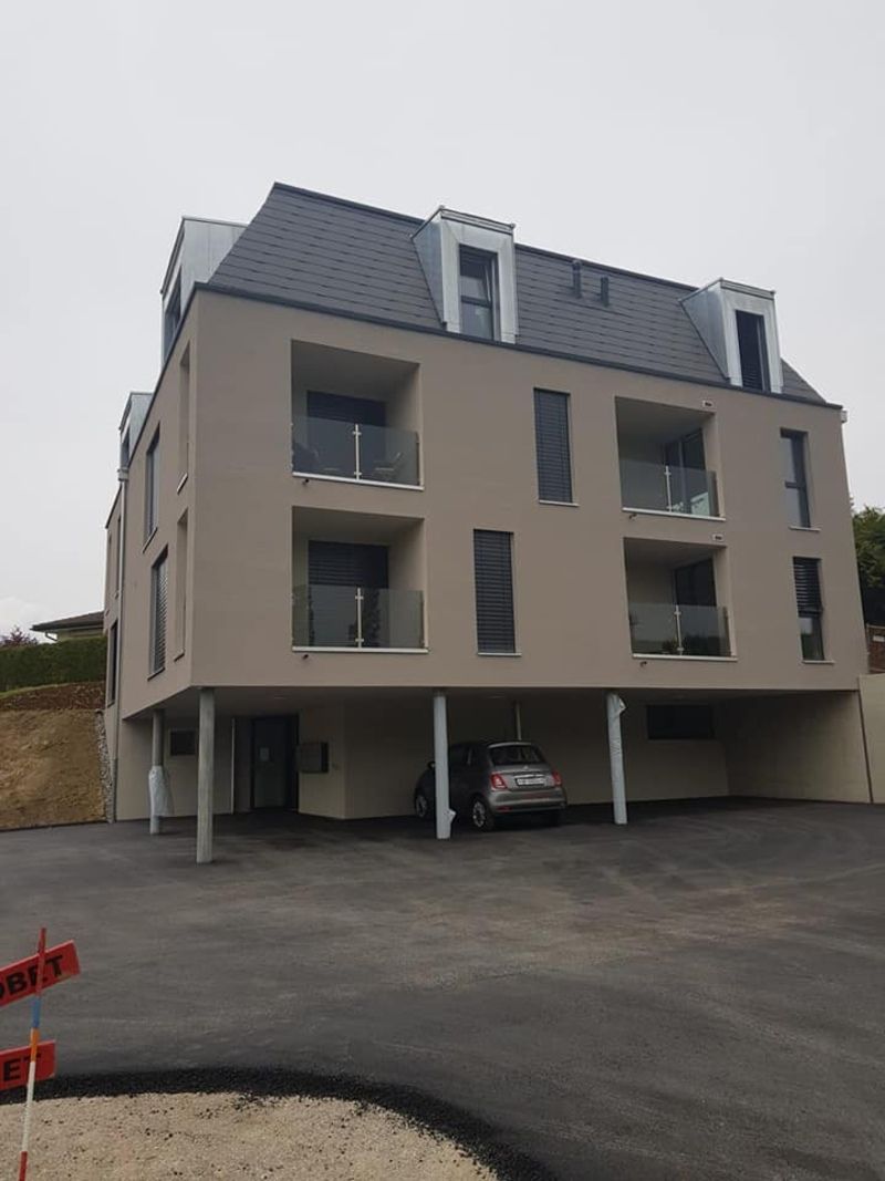 Immeuble neuf avec façade beige fraîchement peinte