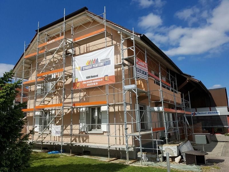 Bâtiment sous échafaudage pendant les travaux de façade