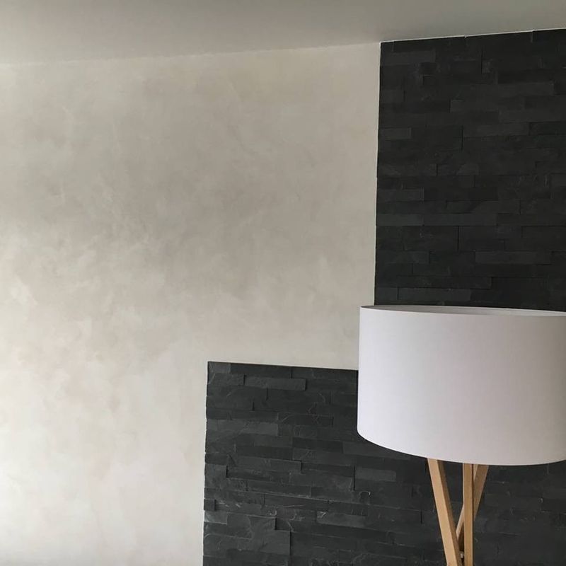 Mur en stucco gris avec parement en pierre