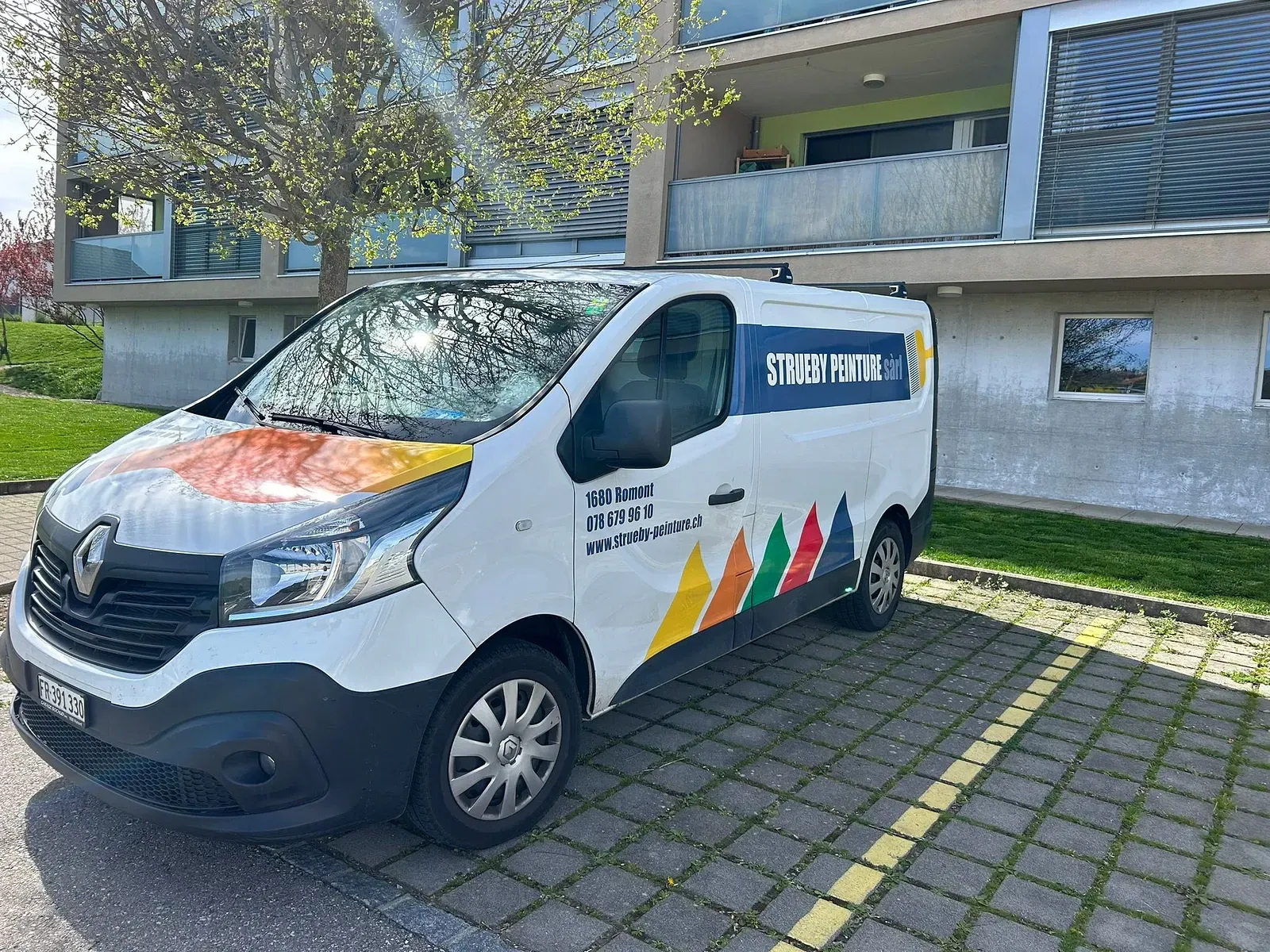 Véhicule aux couleurs de Strueby Peinture devant un chantier